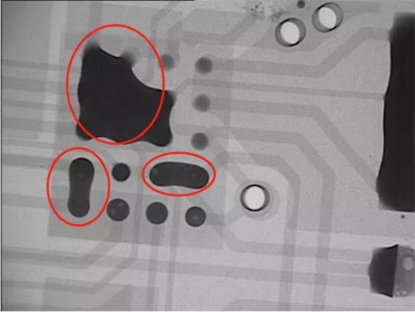 smt加工中連錫圖，紅圈為連錫位